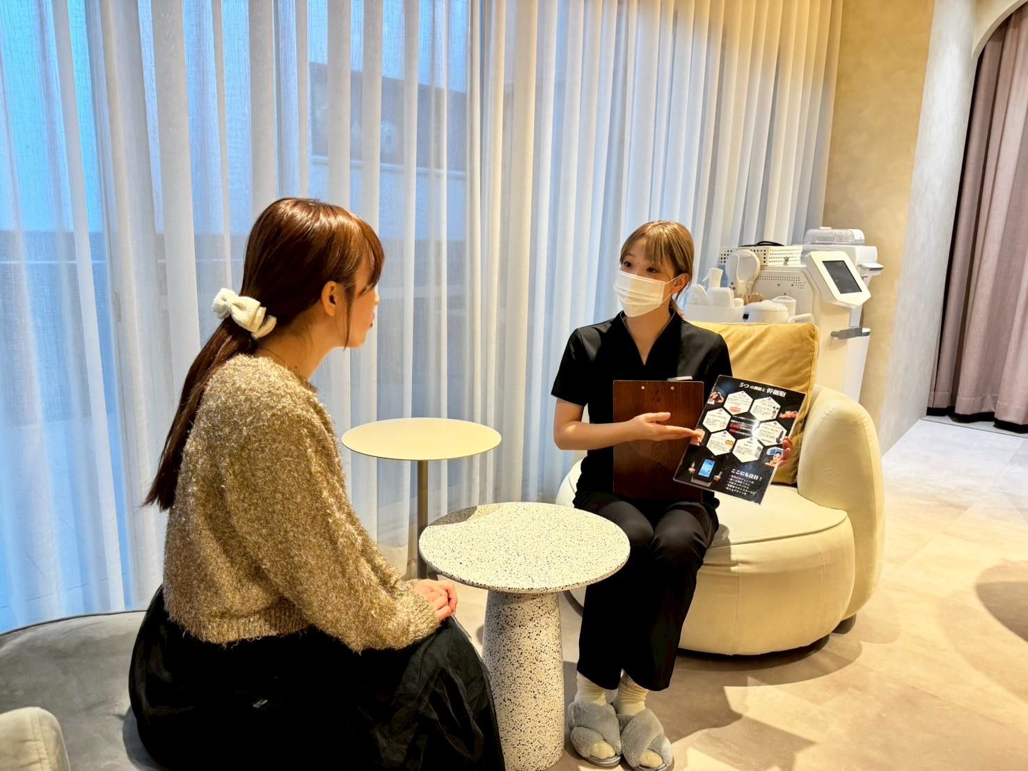 Radianceでスタッフからカウンセリングを受けるお客様