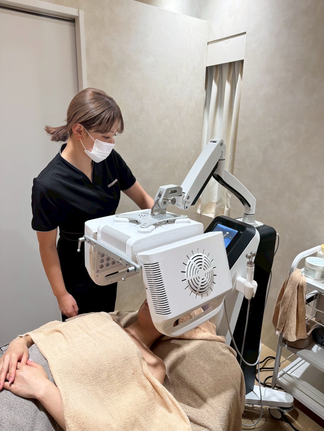 Radiance 韓国最新LED美容機器による施術風景