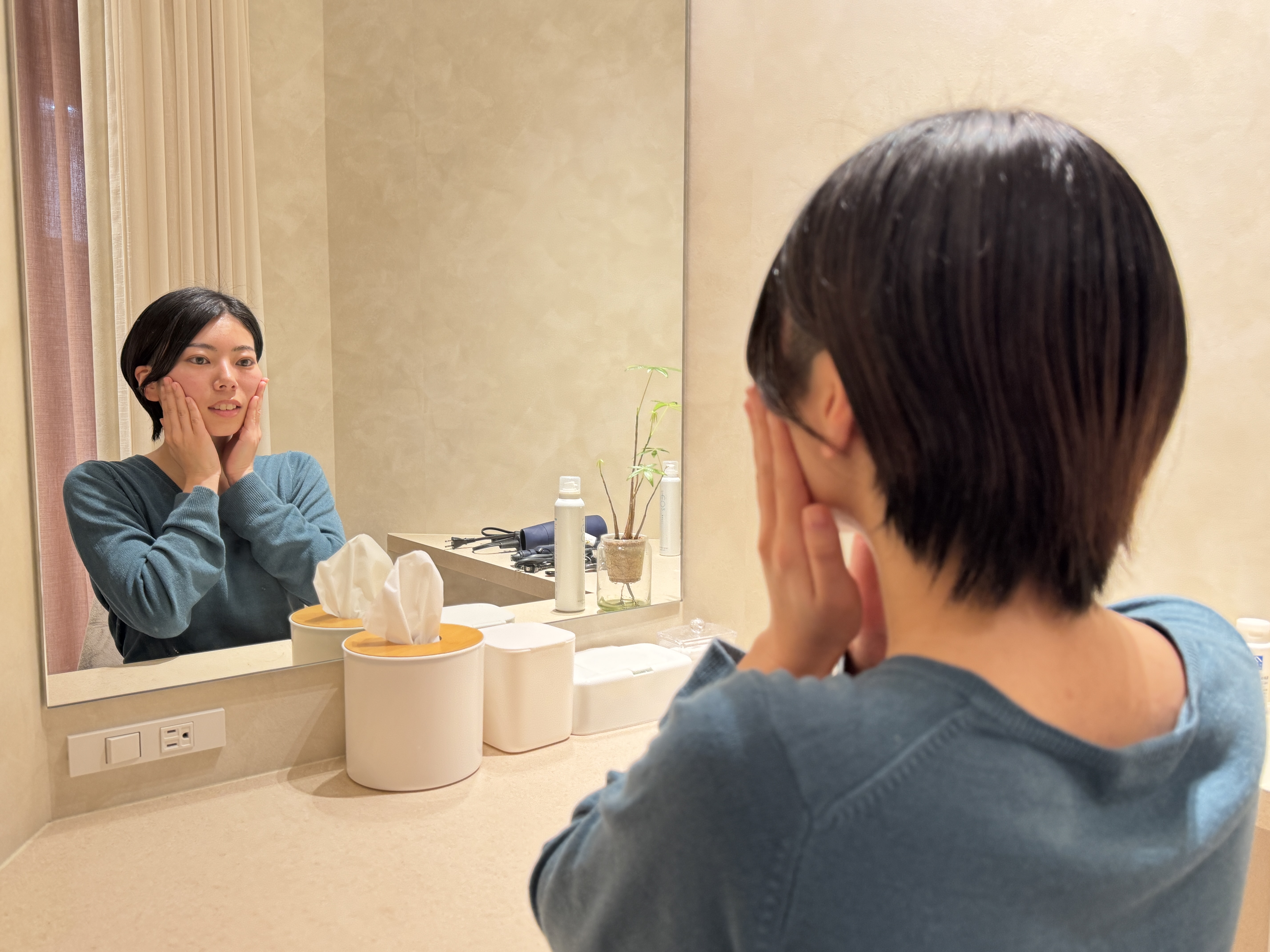 施術後に鏡で仕上がりを確認するお客様
