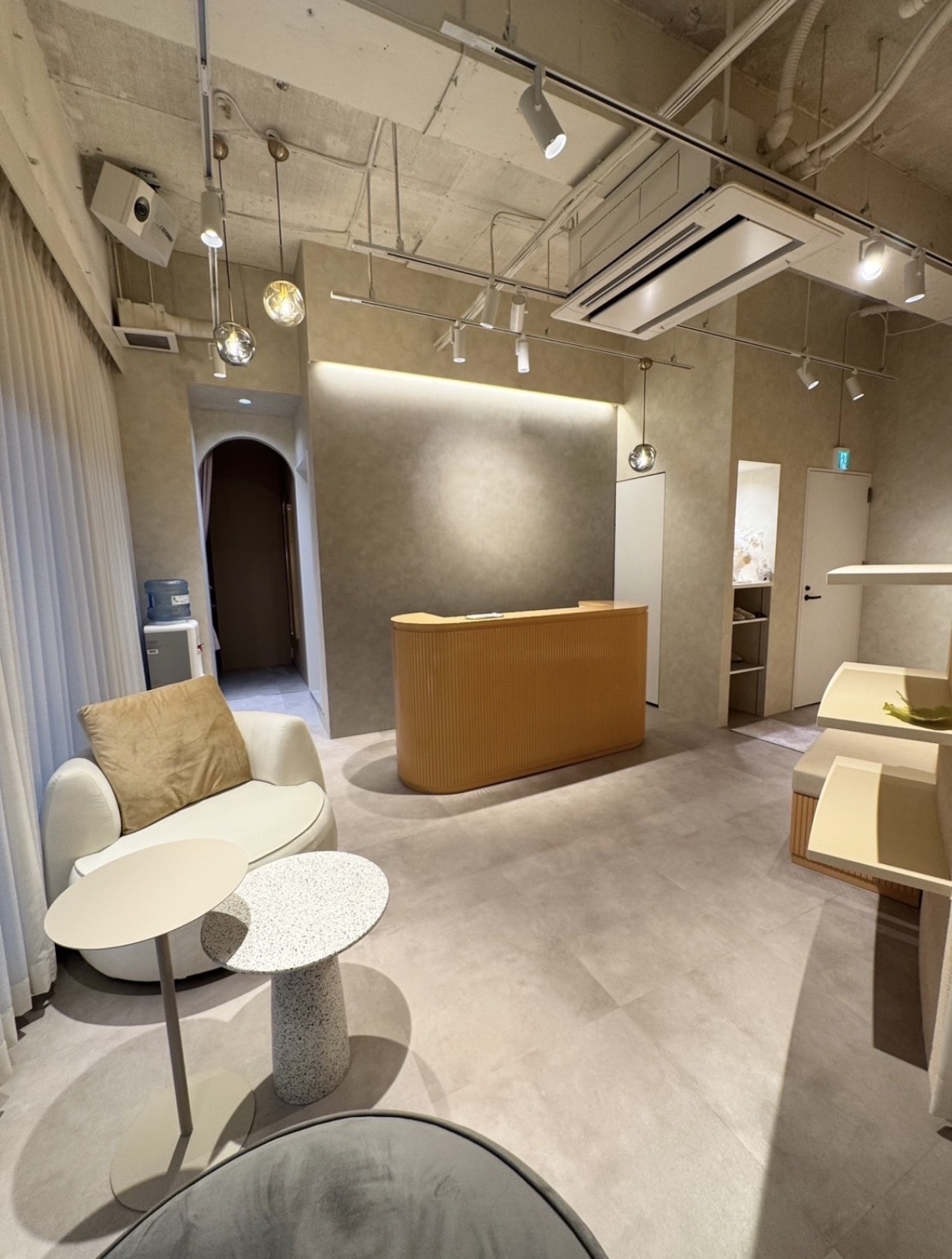 Radianceエントランス&ラウンジ|モダンなペンダントライトとソファ