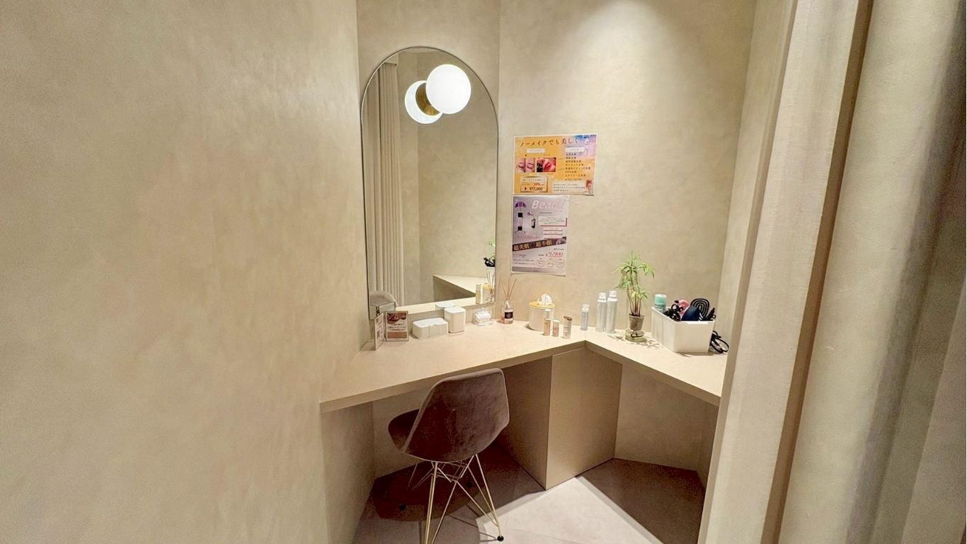 Radianceメイクアップルーム|上質空間で施術後すぐにメイクが出来る