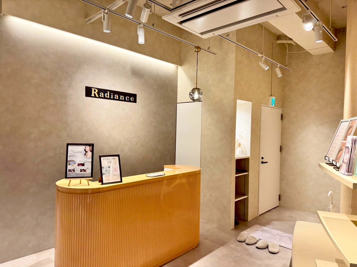 福岡天神Radiance受付カウンター|木目調のおしゃれなフロント