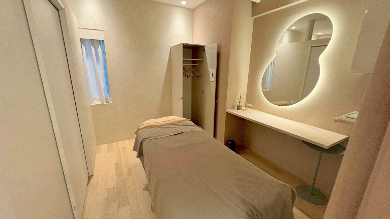 Radiance施術ルーム2|ロッカー付きでプライバシー保護