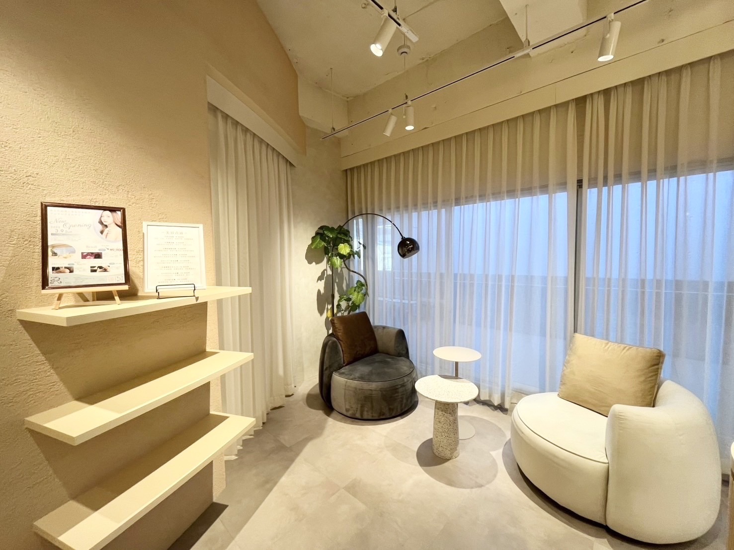 Radiance待合スペース|クリーム色のソファと観葉植物